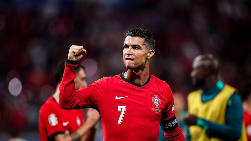 米兰下赛季主场球衣泄露版：红黑竖条纹点缀魔鬼图案，红白色队徽.